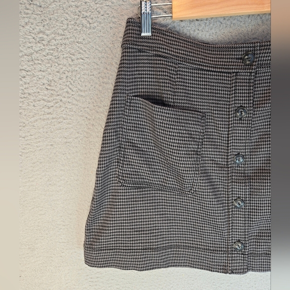 Treasure & Bond Women's Mini Skirt Sz M Black-Gray Houndstooth Front Button - Picture 2 of 10